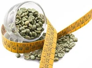 pot en verre rempli de grains de café vert entouré d'un ruban jaune