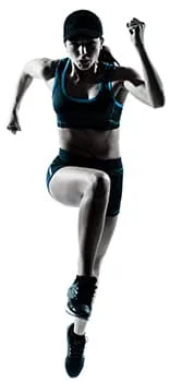 femme en tenue de sport pratiquant la course à pied sur un fond blanc femme en tenue de sport pratiquant la course à pied sur un fond blanc