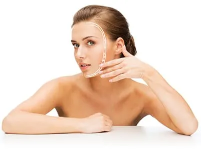 femme blanche montrant son visage lisse sur fond blanc femme blanche montrant son visage lisse sur fond blanc