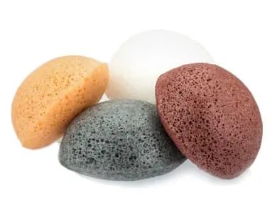 quatre eponges multicolores pour le visage et le corps