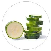 courgette coupé en tranche au couteau - légume minceur