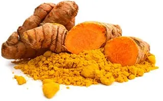plusieurs fruit de curcuma découpés avec de la poudre oranges entreposés en vrac sur un fond blanc