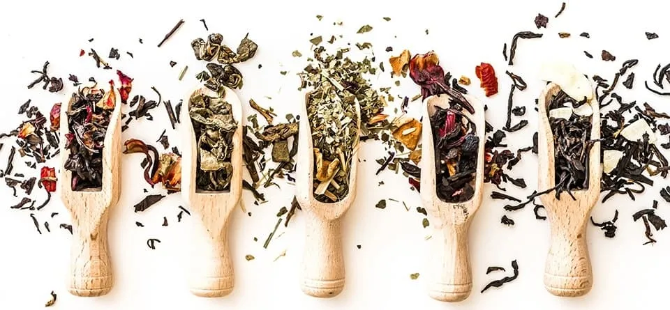 5 cuilleres en bois avec du thé à l'intérieur sur un fond blanc 5 cuilleres en bois avec du thé à l'intérieur sur un fond blanc