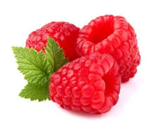 Trois framboises roses côte à côte et des feuilles vert pâle