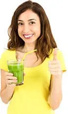 femme souriante avec une boisson detox dans les mains