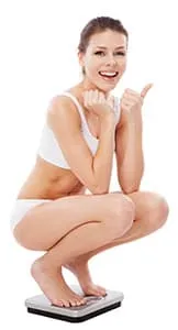 femme blanche et brune accroupi sur un pese personne sur un fond blanc