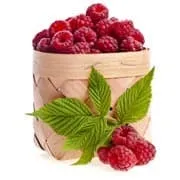 Framboises dans un panier en osier